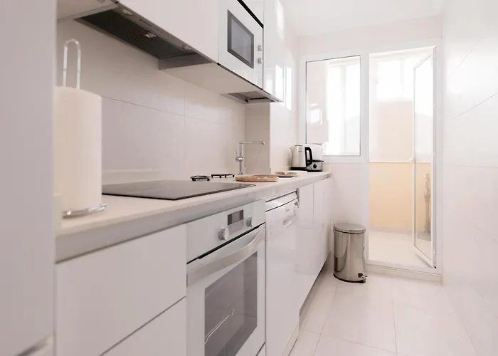 Beachfront With Balcony بيت للعطل ماربيا