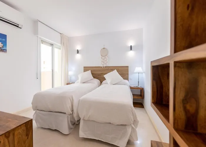 بيت للعطل Beachfront With Balcony *