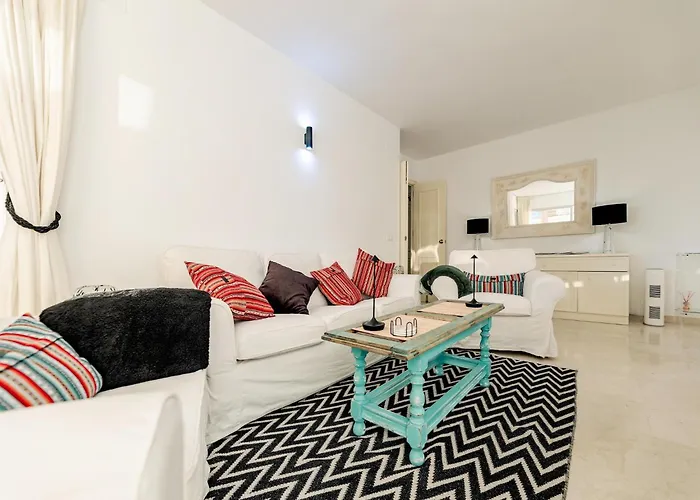 بيت للعطل Beachfront With Balcony *