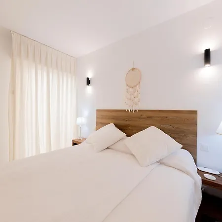 Beachfront With Balcony Semesterbostad *