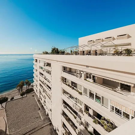 Beachfront With Balcony Semesterbostad