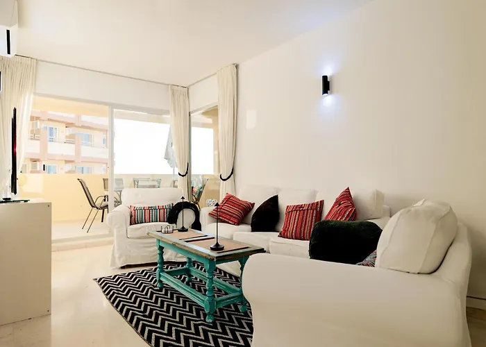 Beachfront With Balcony Semesterbostad