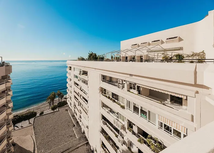 Beachfront With Balcony Semesterbostad