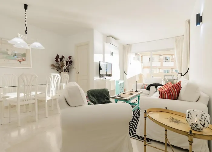 Beachfront With Balcony Semesterbostad *