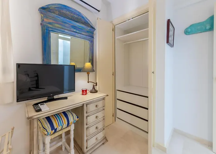 בית נופש Beachfront With Balcony *