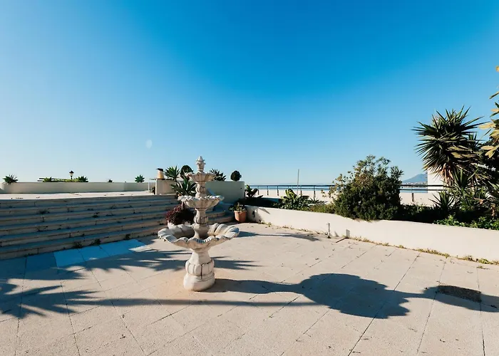 Beachfront With Balcony בית נופש *