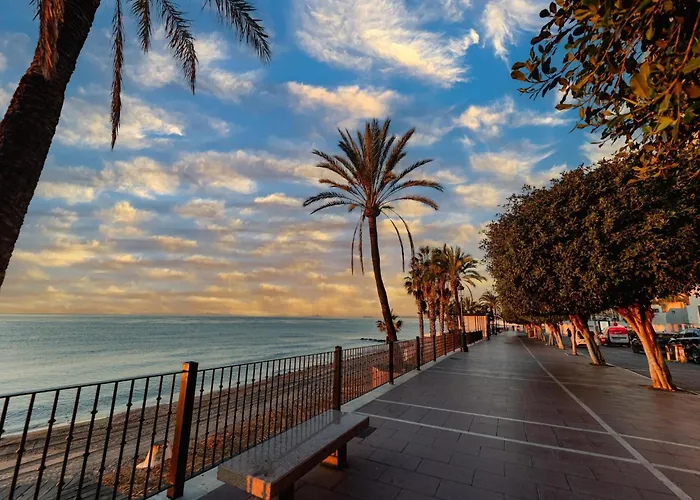 בית נופש Beachfront With Balcony