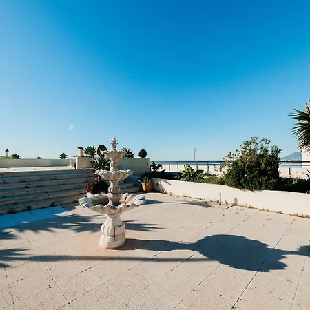 Beachfront With Balcony Hébergement de vacances *